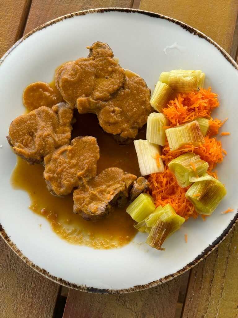 Solomillo de cerdo en salsa con puerro y zanahoria