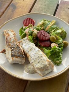 Merluza a la plancha con salsa de mostaza y ensalada