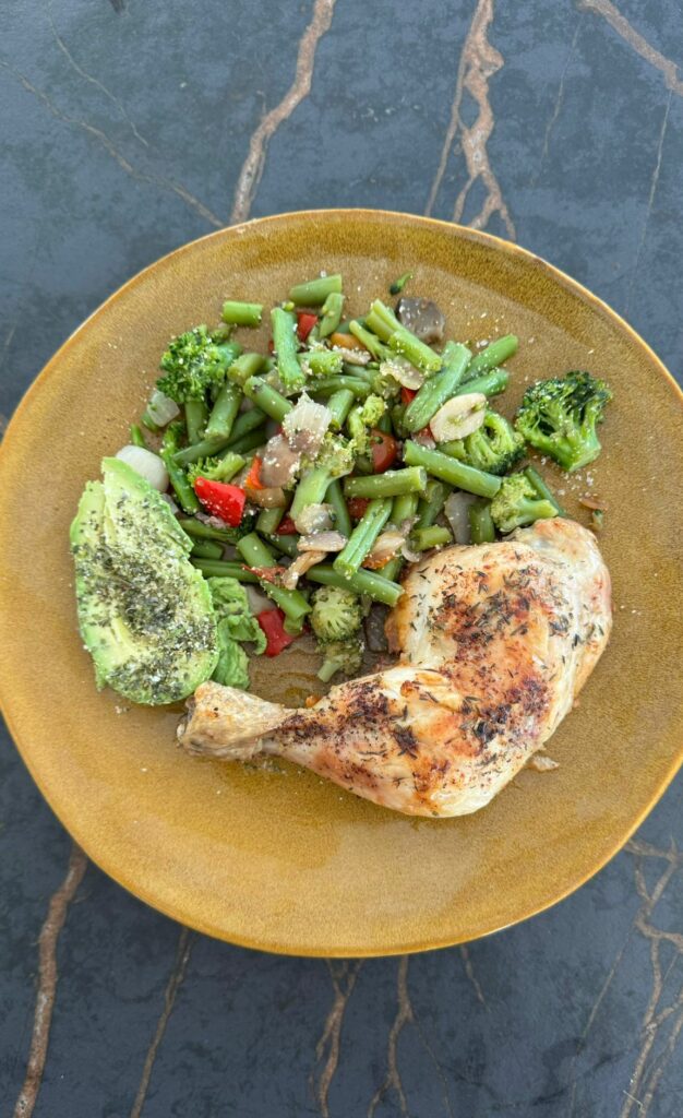 Pollo asado con vegetales rehogados y aguacate