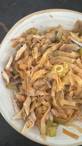 Fideos de arroz rehogados con pimientos y pollo/heura