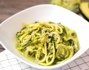 Espaguetis de calabacín con pesto de aguacate