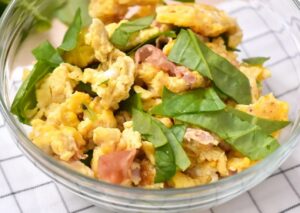 Tostada con huevos revueltos con jamón cocido
