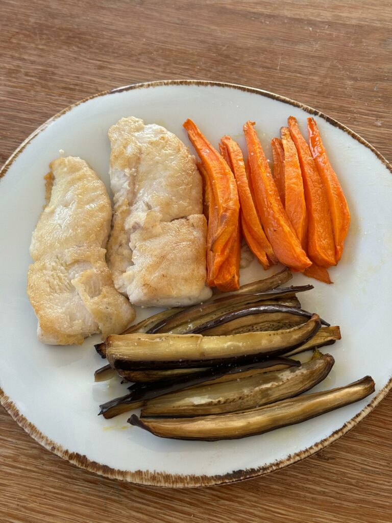 Merluza a la plancha con berenjena y boniato asado