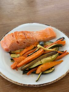 Salmón a la plancha con zanahoria y calabacín asados