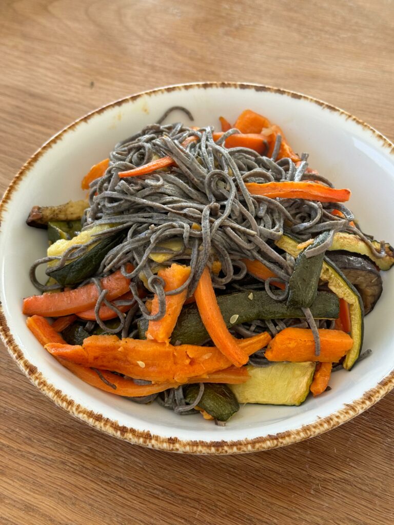 Espaguetis de soja con vegetales asados y bocados de heura a la plancha