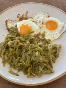 Huevos a la plancha con judías verdes rehogadas