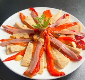 Pimientos asados al horno con ventresca, anchoas y almendras
