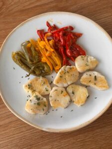 Merluza a la plancha con pimientos asados