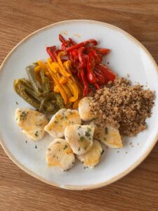 Merluza a la plancha con pimientos asados y quinoa