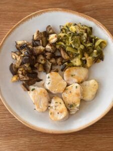 Merluza a la plancha con berenjena y calabacín al horno