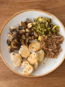 Merluza a la plancha con berenjena y calabacín al horno y quinoa