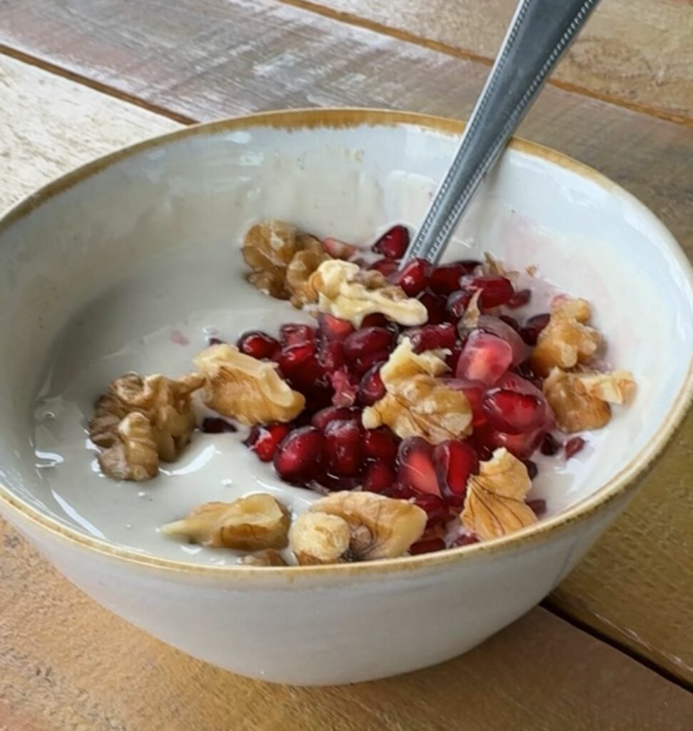 Yogur proteico con granada y nueces