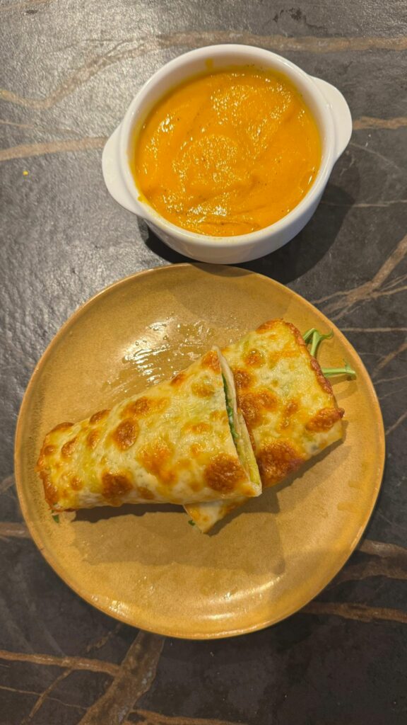 Puré de zanahoria y rollito de calabacín, mozzarela, salmón, rúcula y mayonesa casera