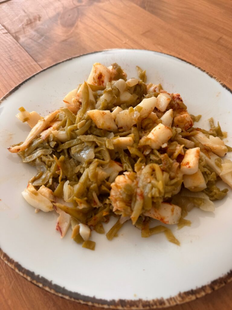 Sepia a la plancha con patata, judías verdes rehogadas con cebolla y pimentón dulce