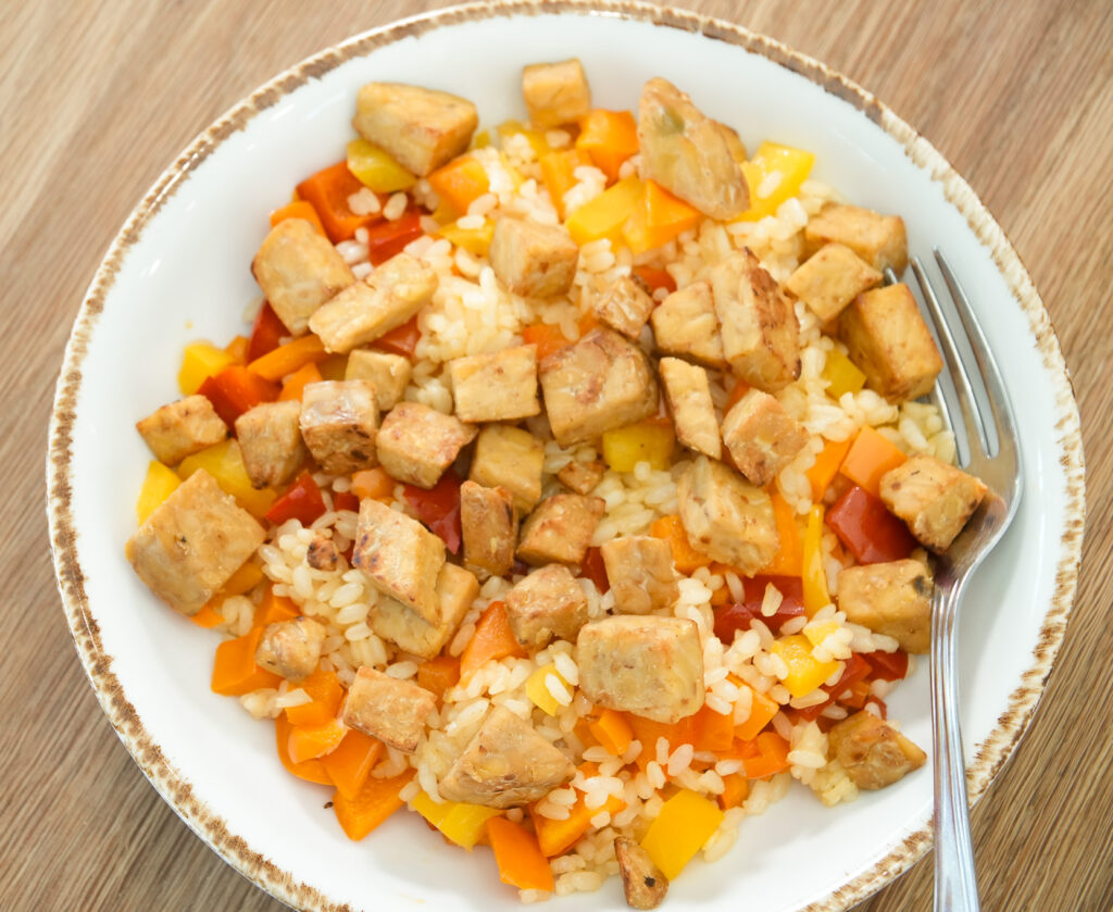 Tempeh con pimientos y arroz