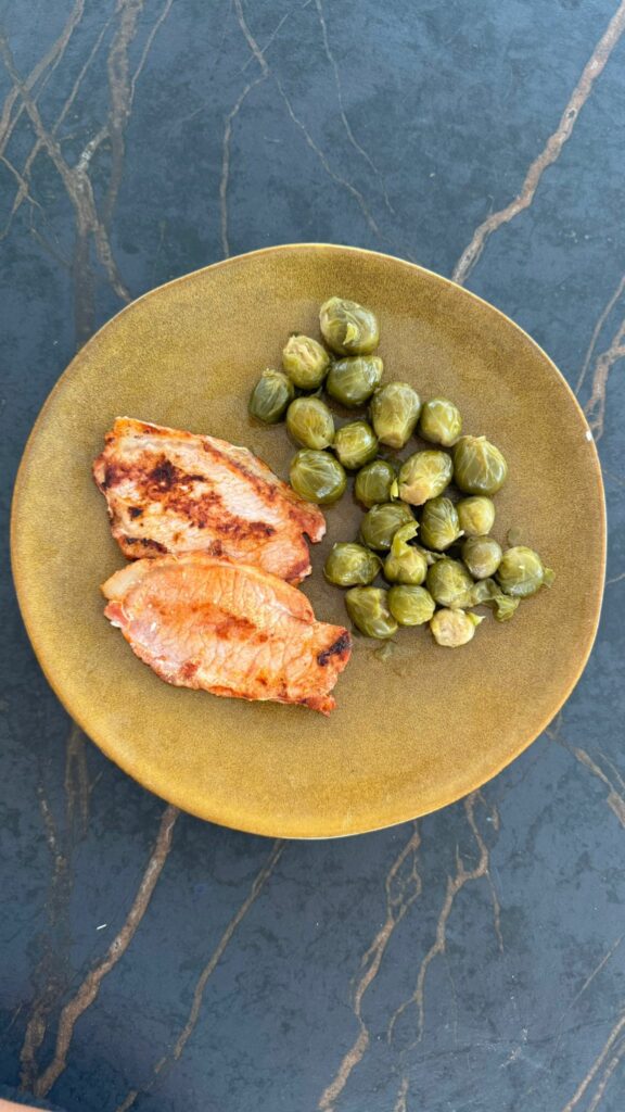 Lomo adobado con coles de bruselas