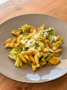 Espaguetis de calabacín con salsa de queso