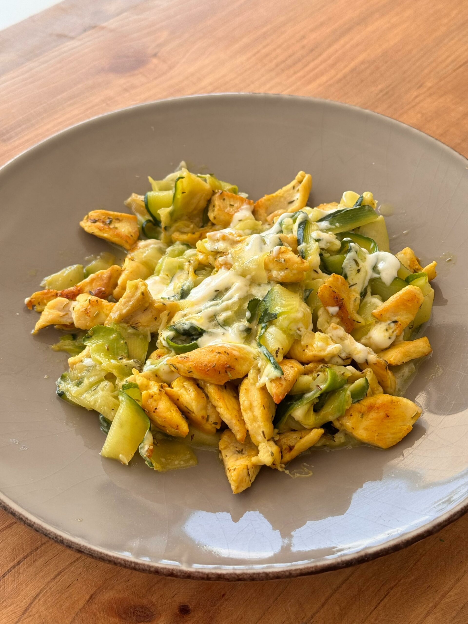 Espaguetis de calabacín con salsa de queso