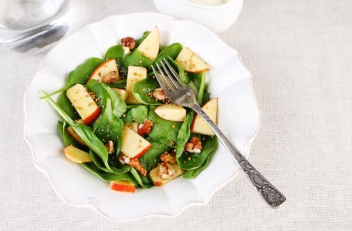 Ensalada de espinacas, higo, tofu y manzana