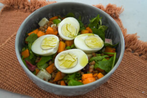 Ensalada con lentejas, calabaza asada y queso feta