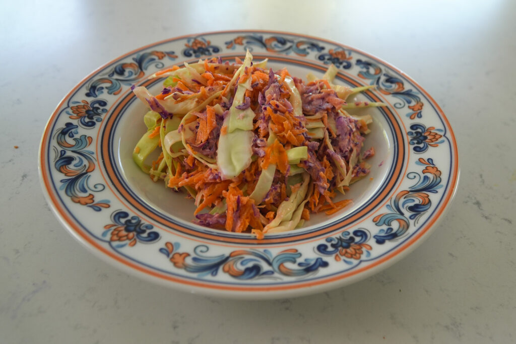 Ensalada con lombarda, zanahoria y repollo con tofu a la plancha