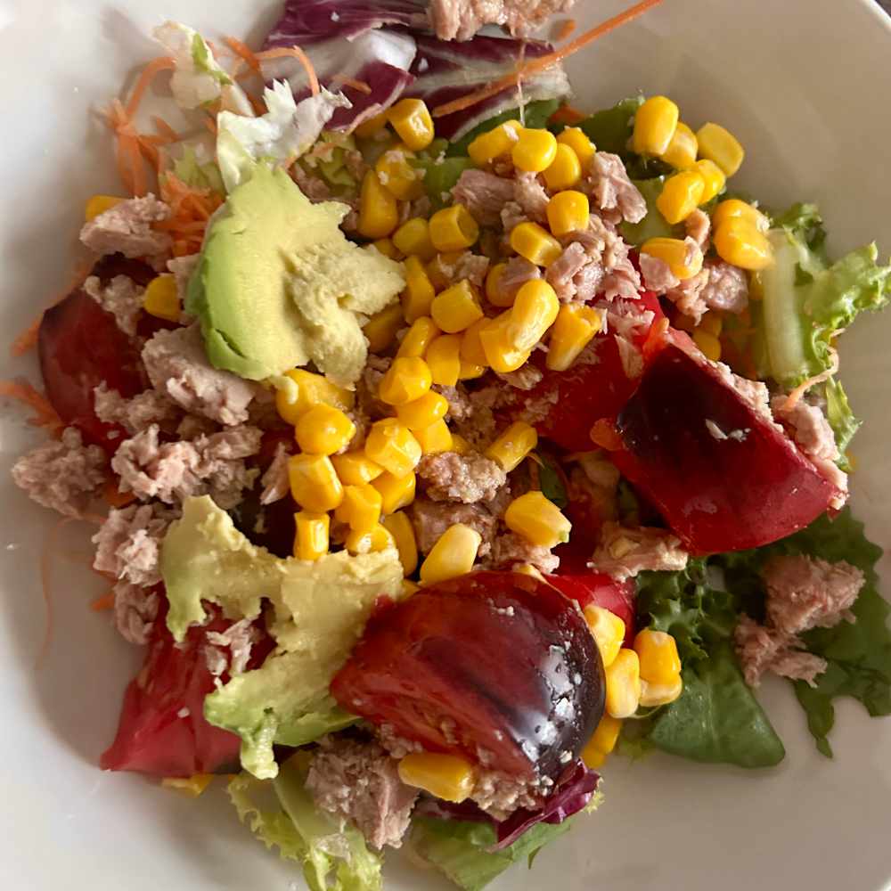 Ensalada de canónigos, tomate, zanahoria, maiz, aguacate y atún/caballa