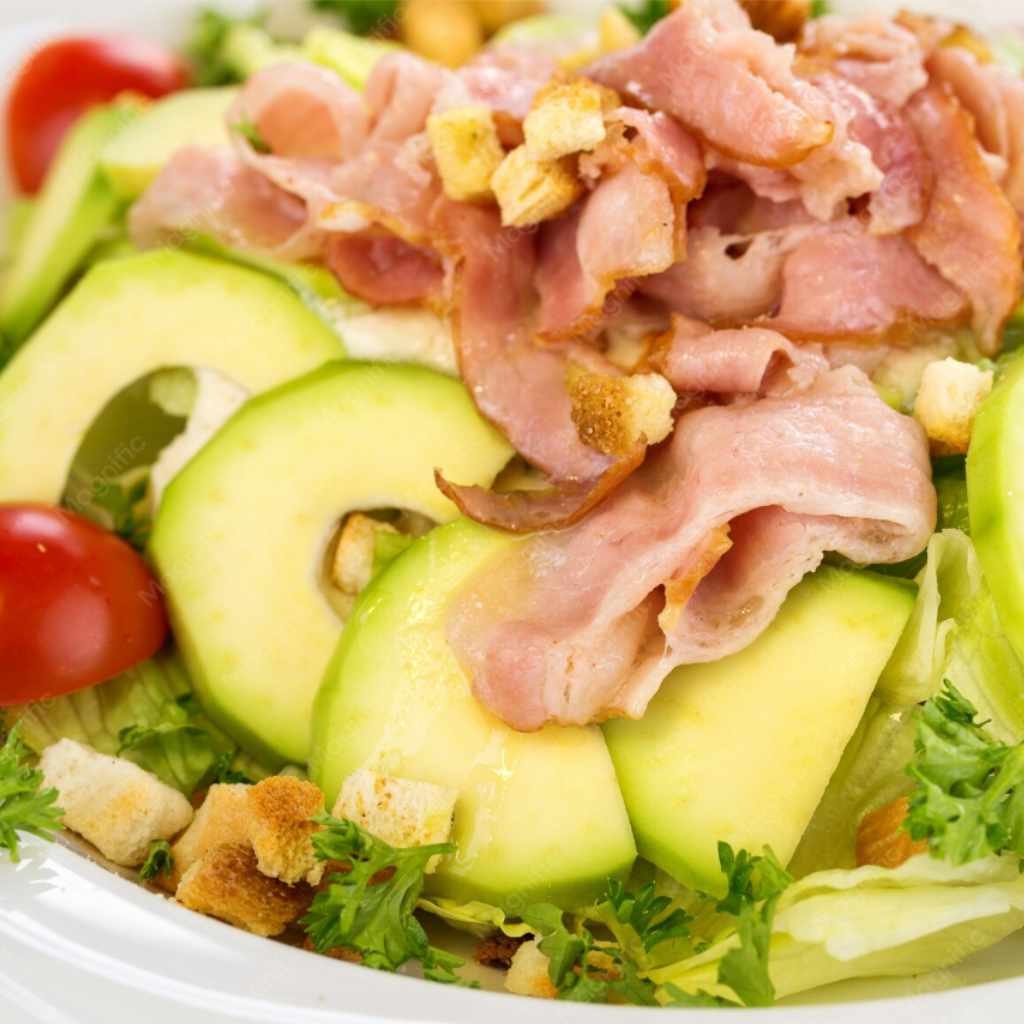Ensalada de pavo, aguacate y bacon