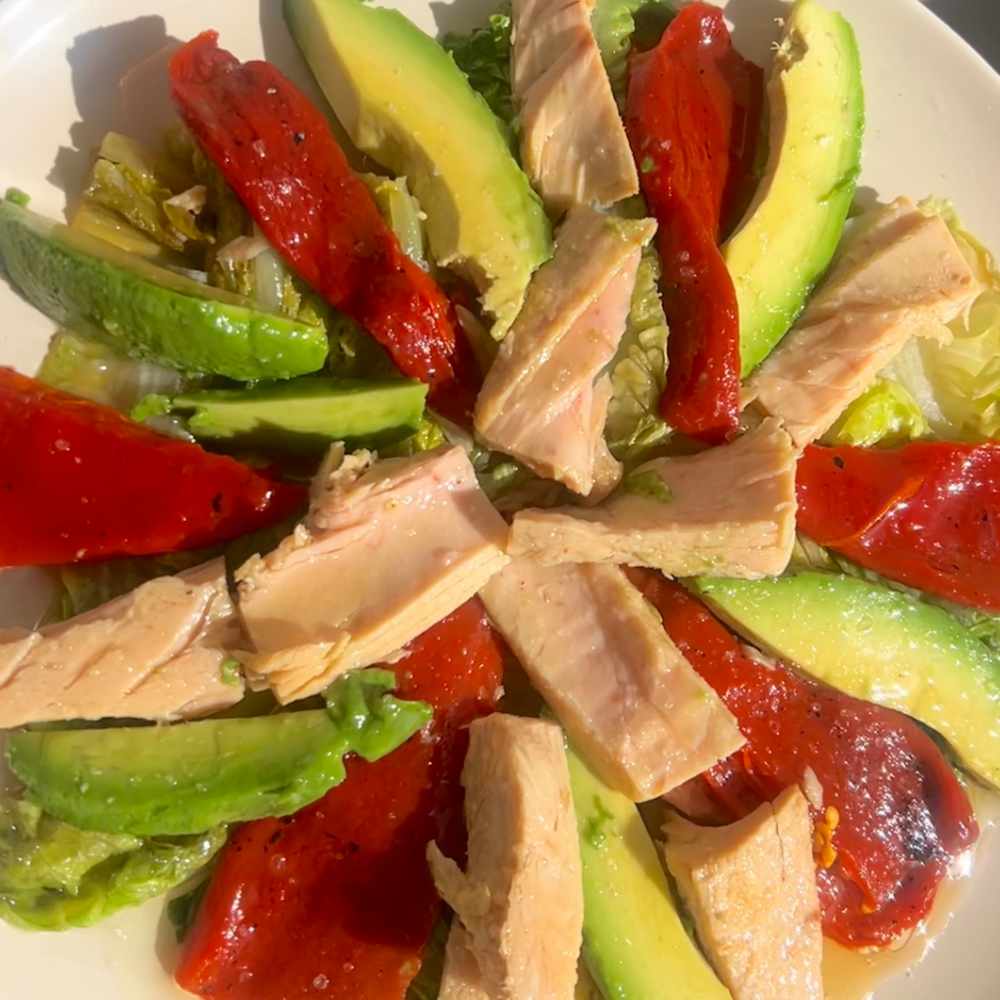 Ensalada de pimientos asados, cogollo, aguacate y atún/caballa