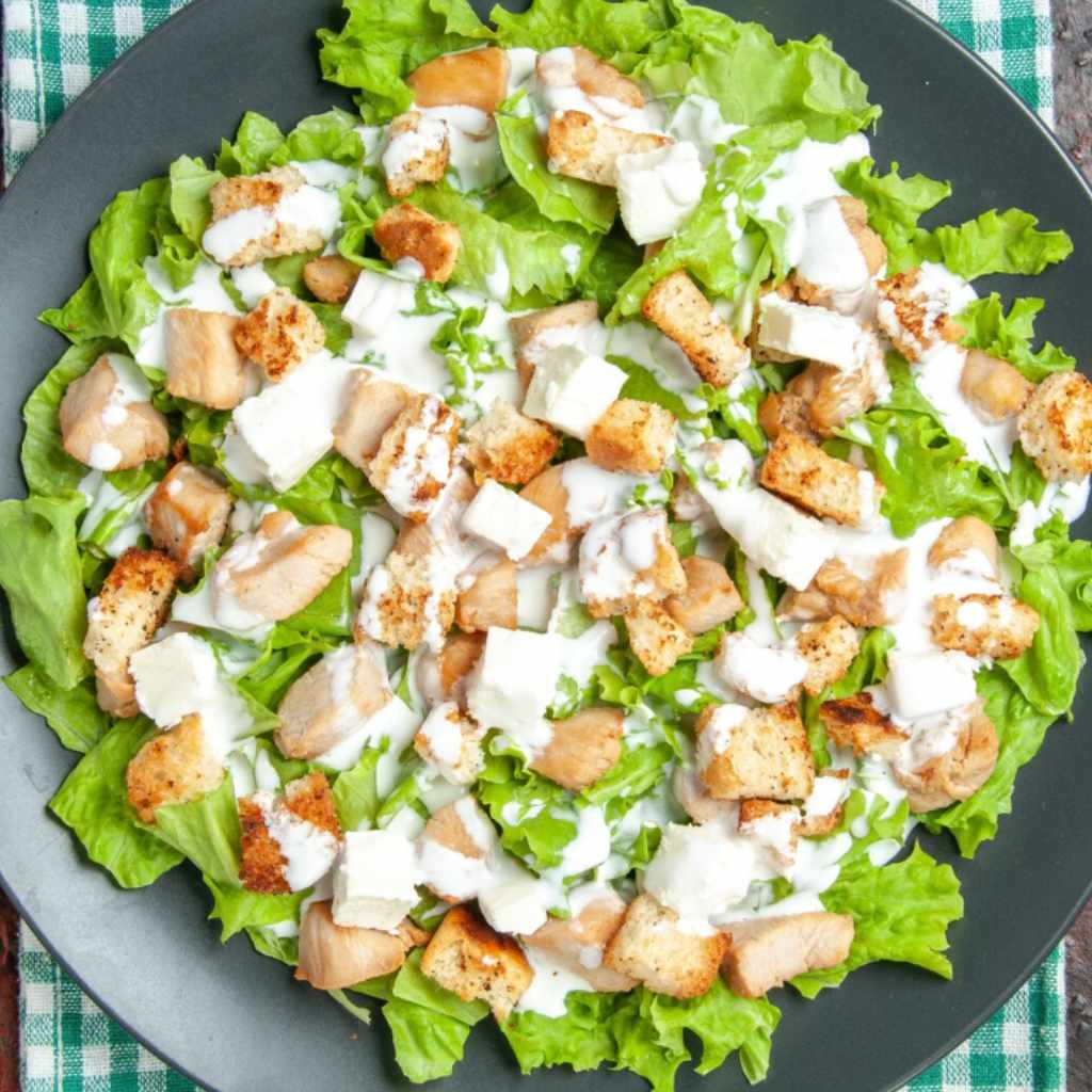 Ensalada de pollo con salsa de yogur