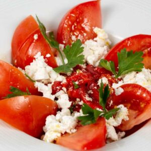 Ensalada griega con tempeh
