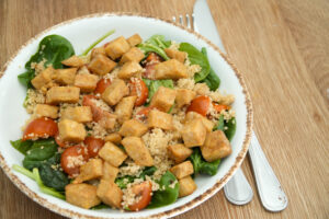 Ensalada con tempeh y cous-cous