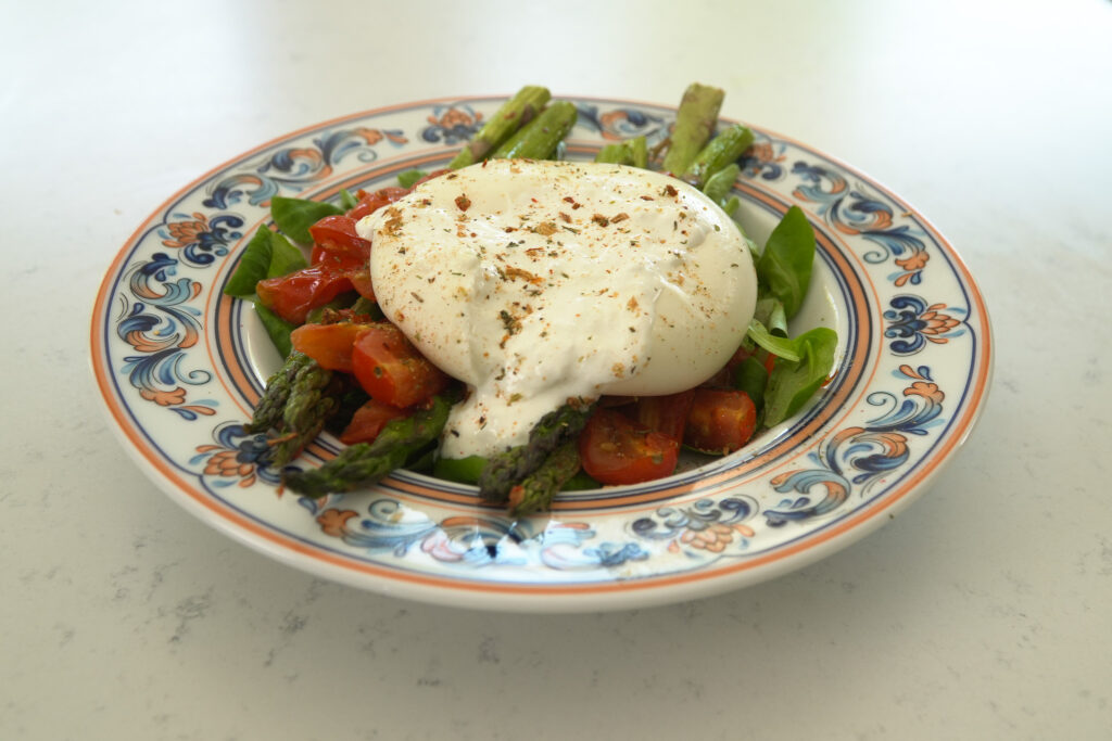 Espárragos al air-fryer con tomates, burrata y proteína a elegir