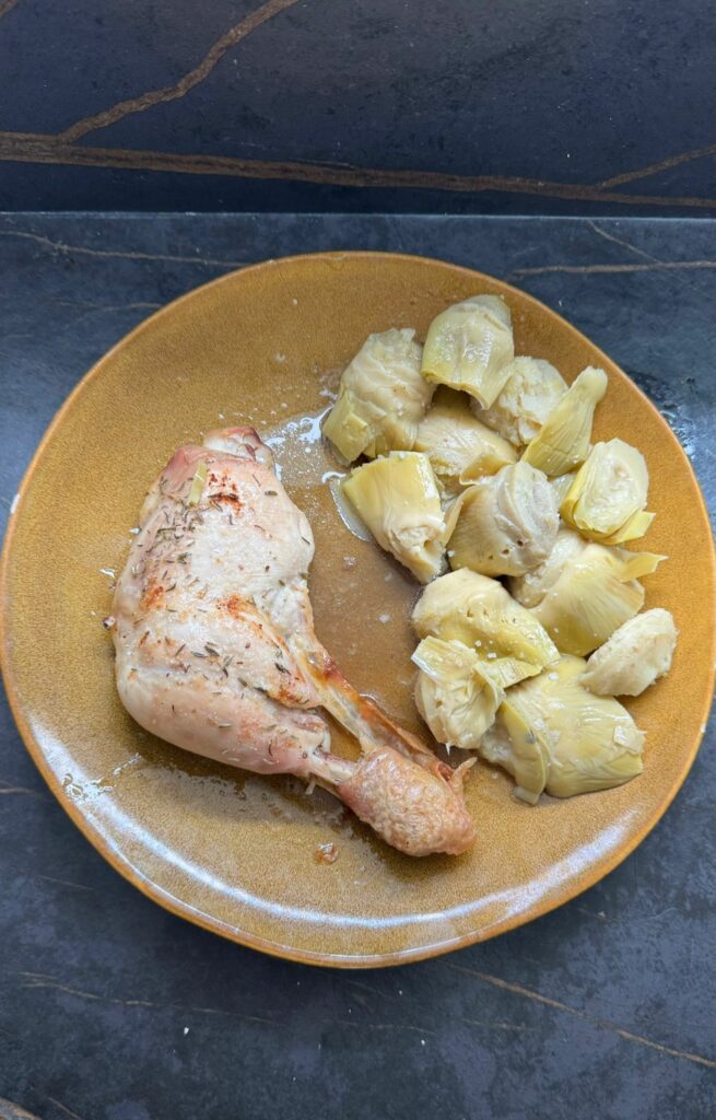 Pollo asado y alcachofas