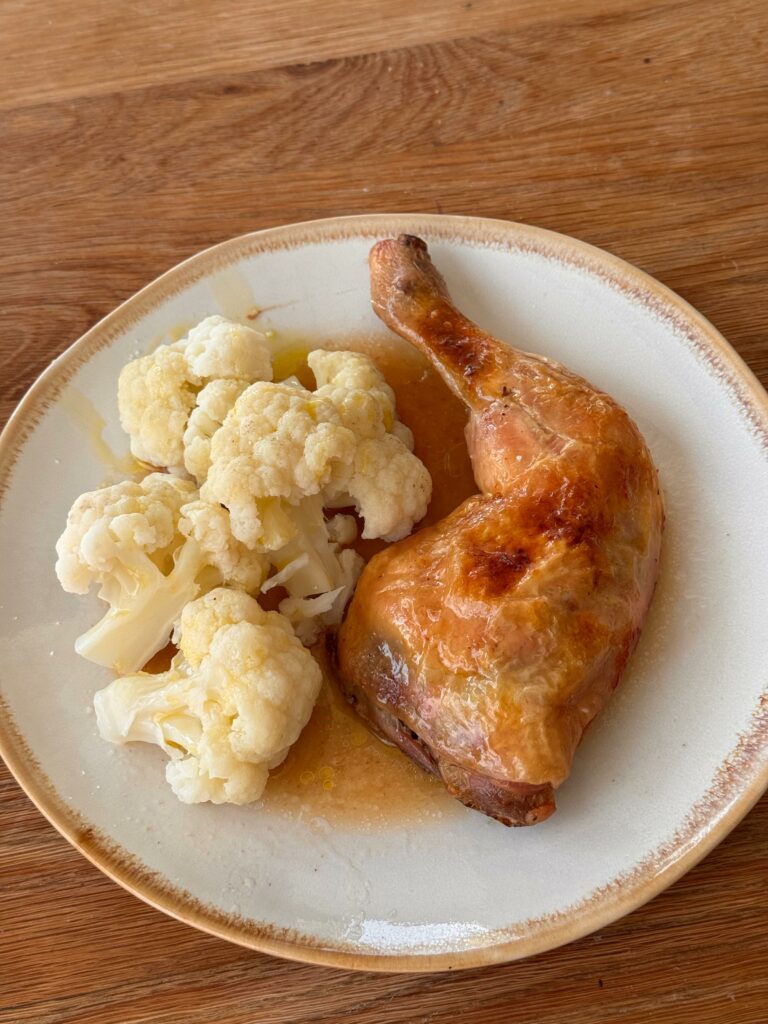 Pollo asado con arroz y coliflor