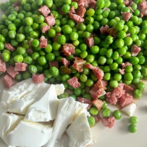 Guisantes con jamón y huevos