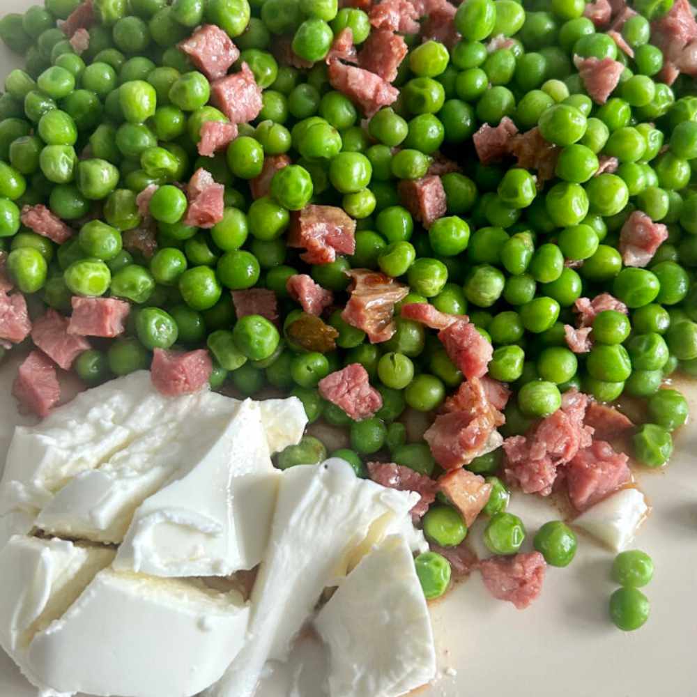 Guisantes con jamón y huevos