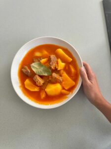 Guiso de carne con alcachofas y patatas