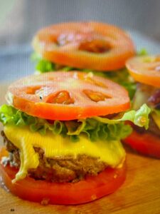 Hamburguesa de ternera con pimientos rehogados
