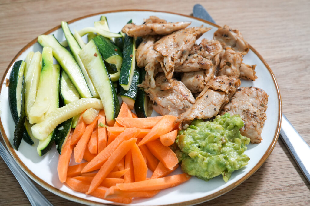 Bocados de heura con calabacín, zanahoria y guacamole