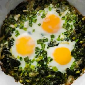 Huevos con acelgas y rabanitos
