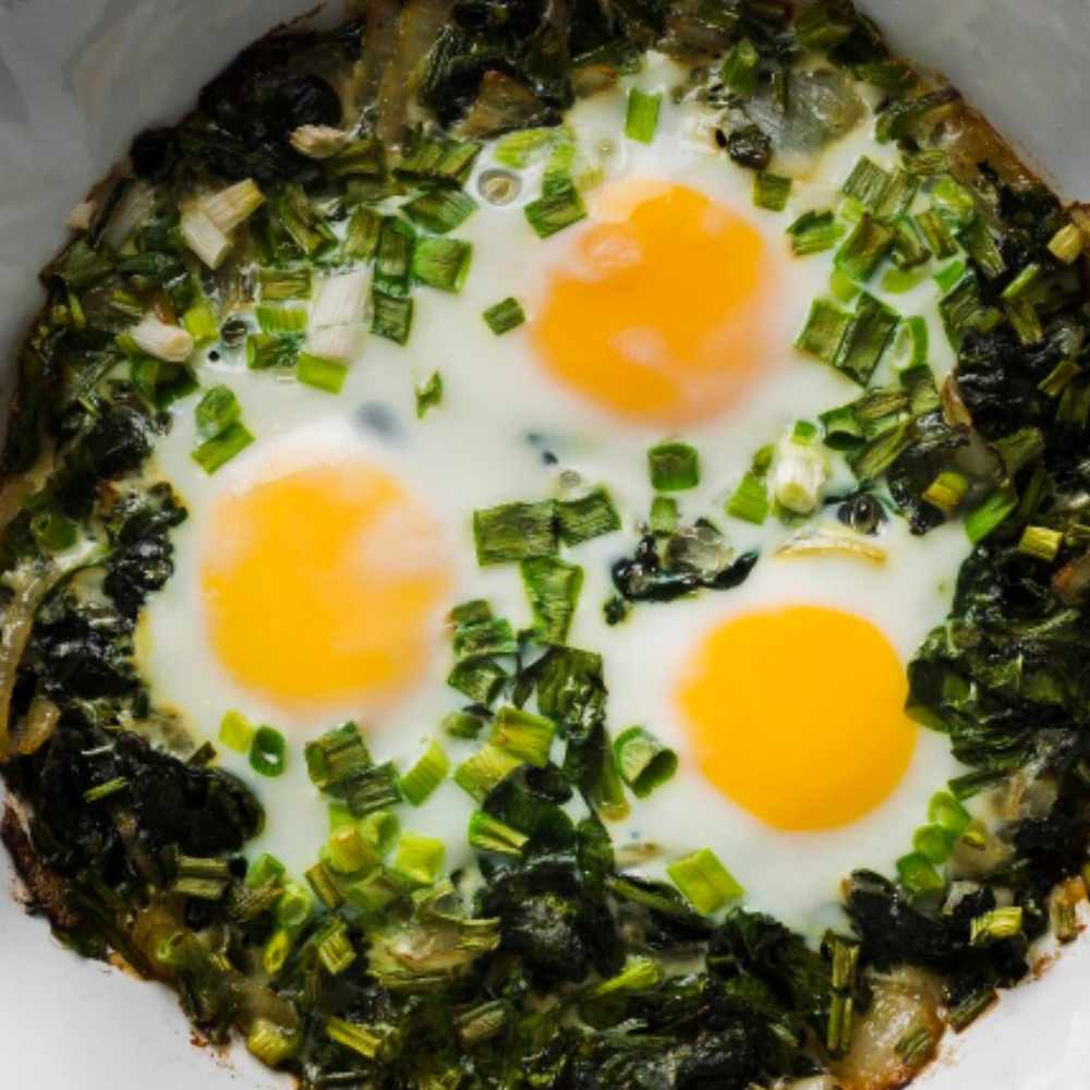 Huevos con acelgas y rabanitos