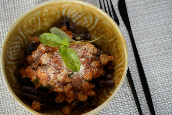 Pasta sarraceno con boloñesa de soja texturizada