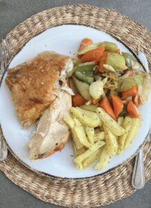 Pollo asado con vegetales rehogados y patatas cocidas