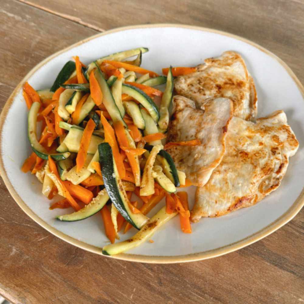 Pollo a la plancha con calabacín y zanahoria