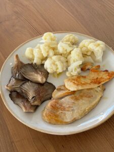 Pollo a la plancha con coliflor cocida y setas a la plancha