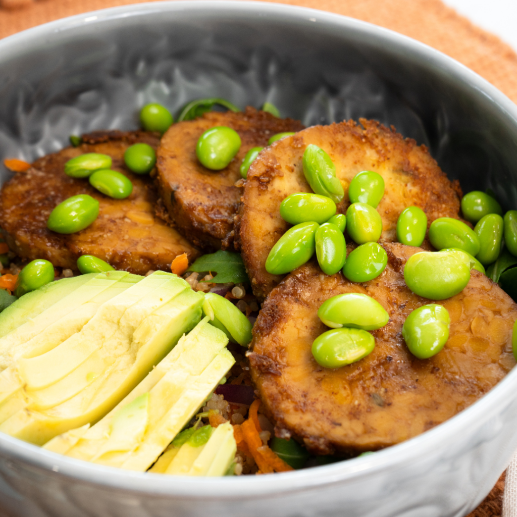 Poke bowl con tempeh marinado y quinoa