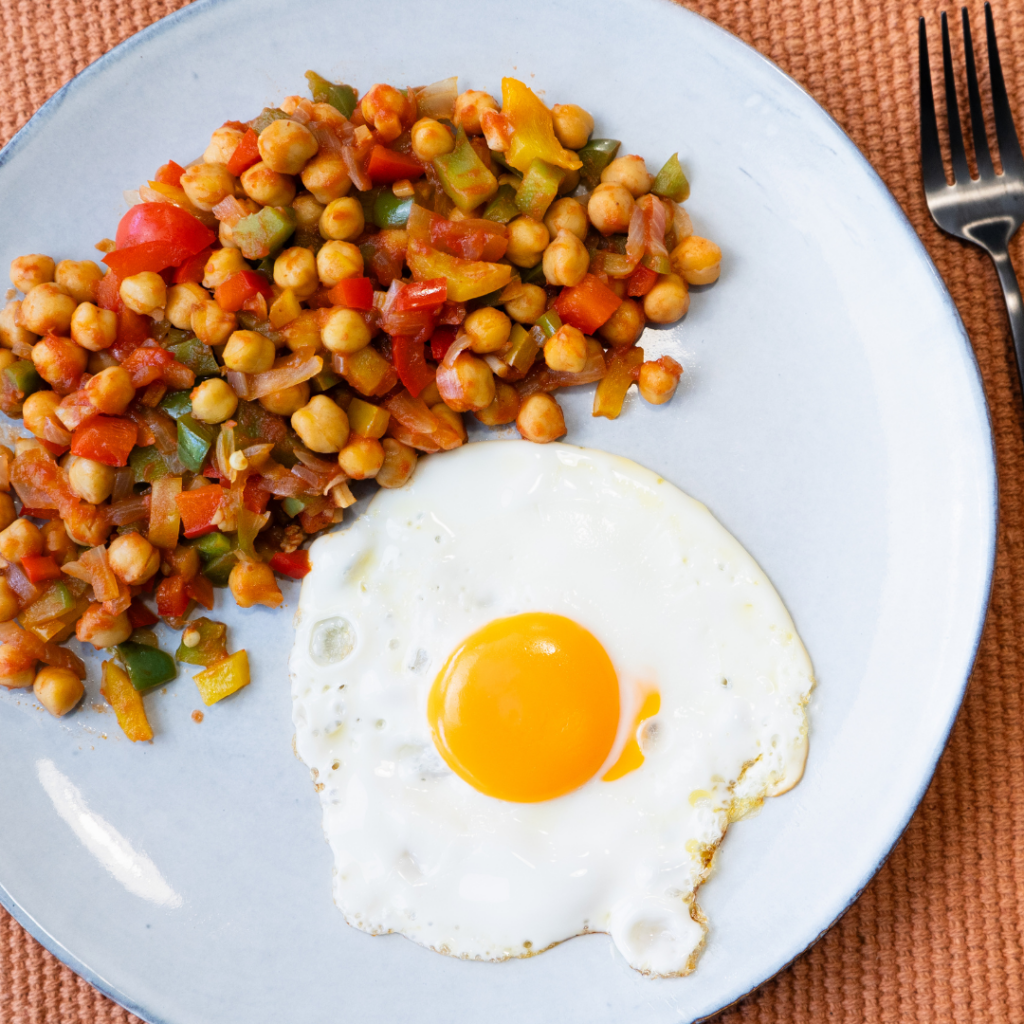 Garbanzo salteado con verduras y huevo a la plancha