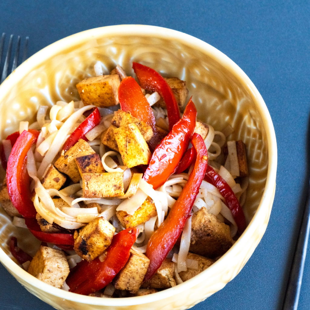 Fideos de arroz salteados con tofu y pimientos