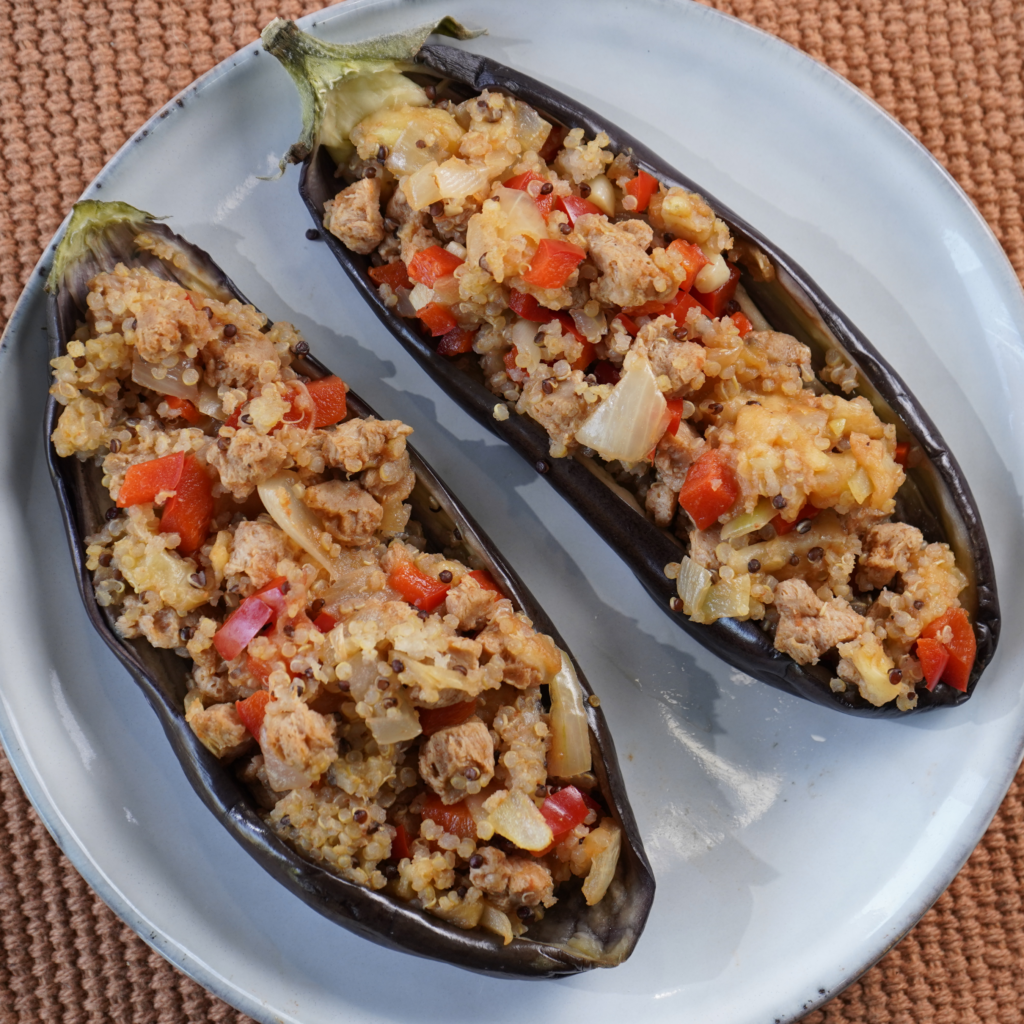 Berenjena rellena con soja texturizada y quinoa