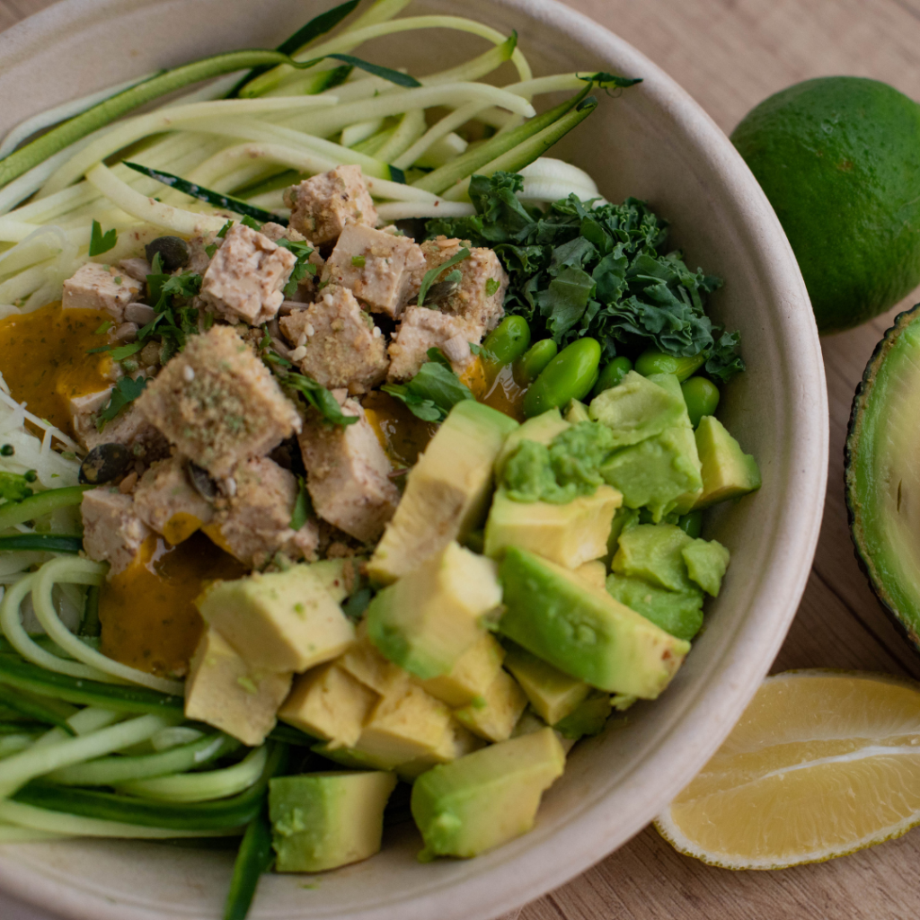 Tallarines de calabacín con tofu, aguacate y edamames